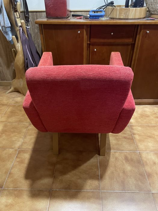 Cadeiras vermelhas 30€ cada, 50€ as Duas