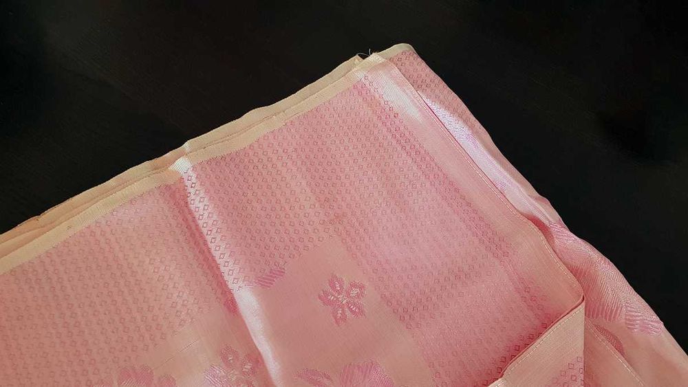 Colcha em seda, motivos florais em dois tons de rosa 195 x 150 cm