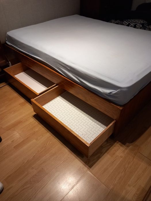 Cama de casal com gavetas em madeira