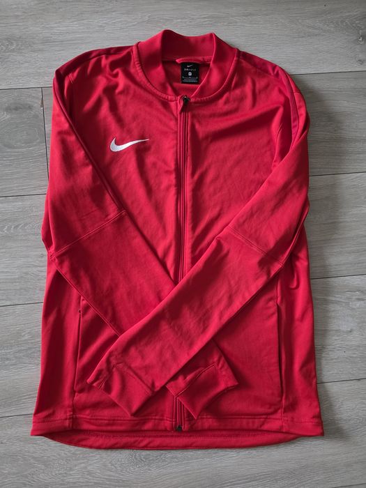 Nike bluza sportowa czerwona Dri-FIT Red rozmiar M

ramion  44 cm
szerokość pahy 56 cm
długość 69cm