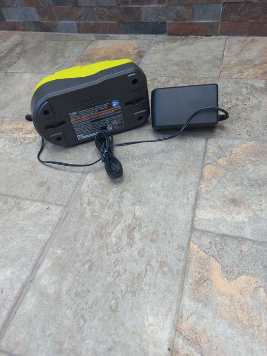 Carregador Rápido Ryobi ONE+ 18V RC18120 – Como Novo na Caixa