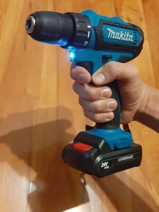 Makita 550DWE NZ-93 — ШУРУПОВЕРТ з набором свердел і біт