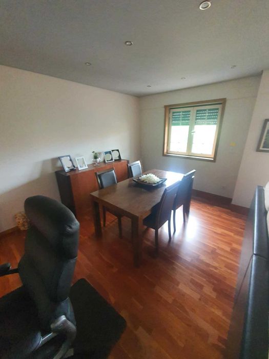 Apartamento T2 mobilado e equipado, com piscina e Box fechada completamente novo