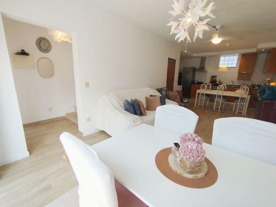 Moradia T2 totalmente renovada, pronta a habitar, sem necessidade de obras. Localizada em Formoselha, a 15 minutos de Coimbra.