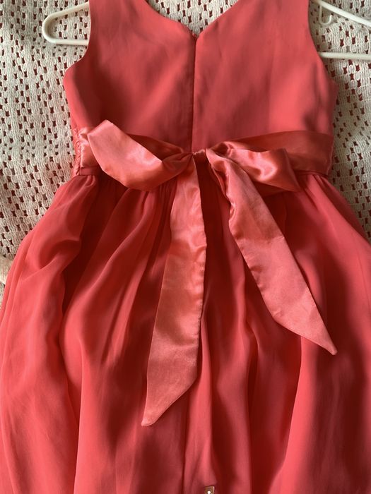 Piękna różowa sukienka dziewczęca