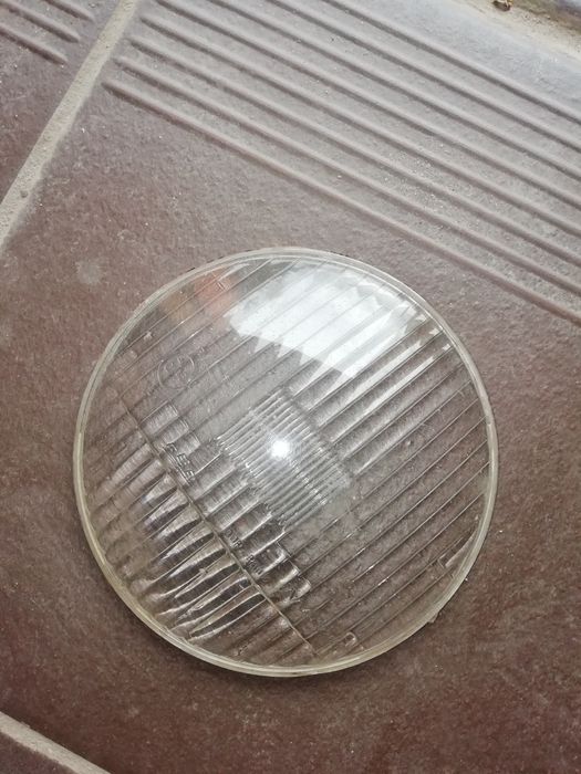 Продаются стекла на фары ваз 2106