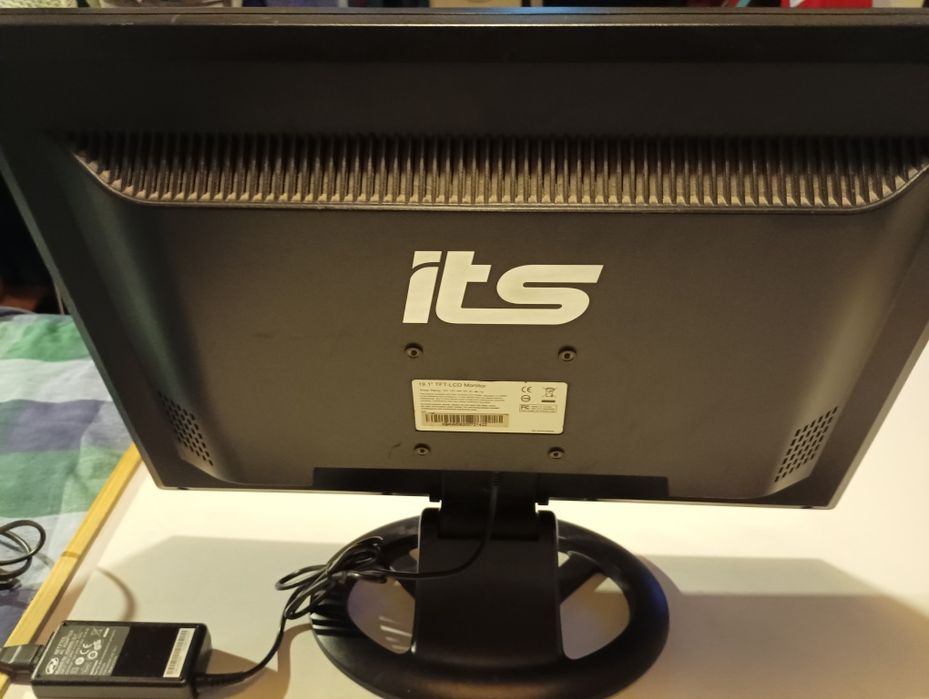 IT'S.  19.1" TFT. LCD MONITOR DC  12 V