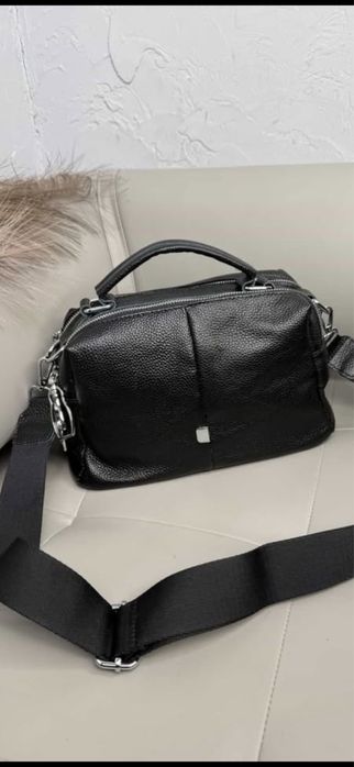 Сумочка из натуральной кожи черного цвета