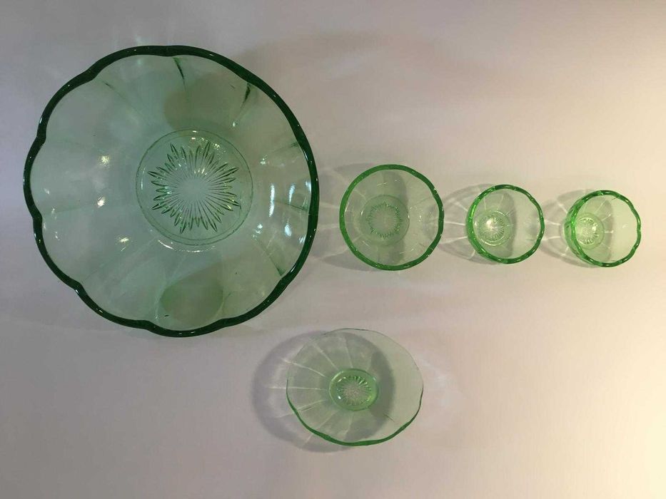 Conjunto de taças antigas em uralina ou vidro de urânio