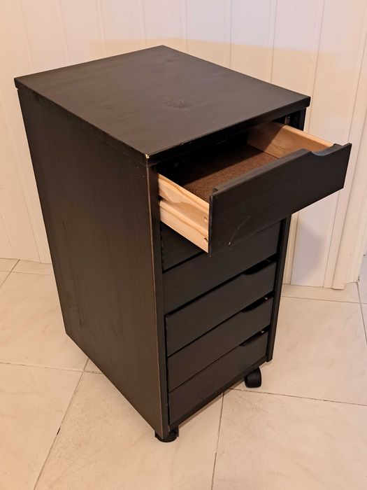 móvel com gavetas e rodísios