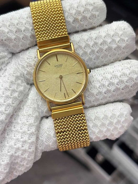 Elegancki damski zegarek ze złotą tarczą – elegancja i praktyczność