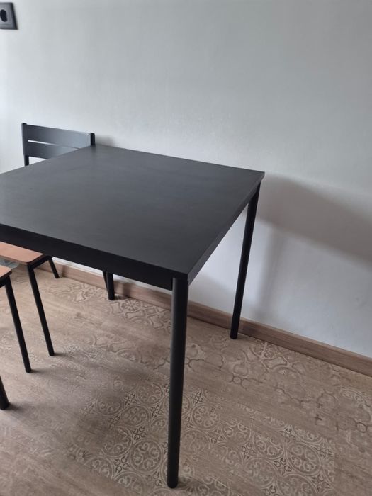 Cadeiras pretas e mesa