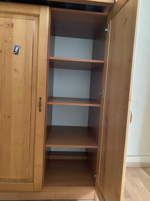 Деревʼяне двоярусне дитяче ліжко разом з шафами, б/у