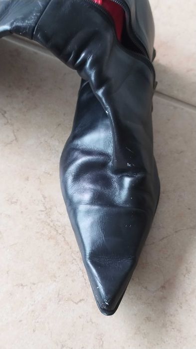 Bota preta de cano alto.