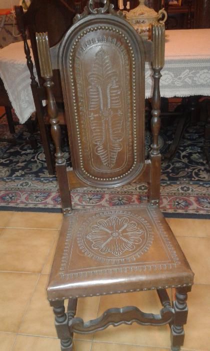 Mesa oval com 2 Pés de Galo e 8 Cadeiras em pele - madeira maciça