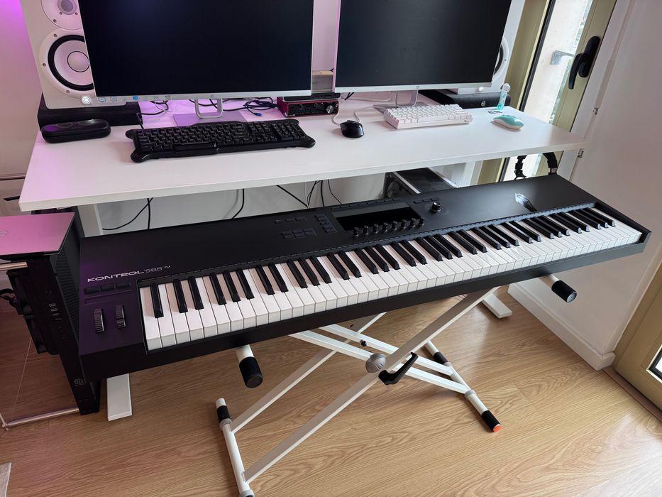 Kontrol S88 keyboard like new