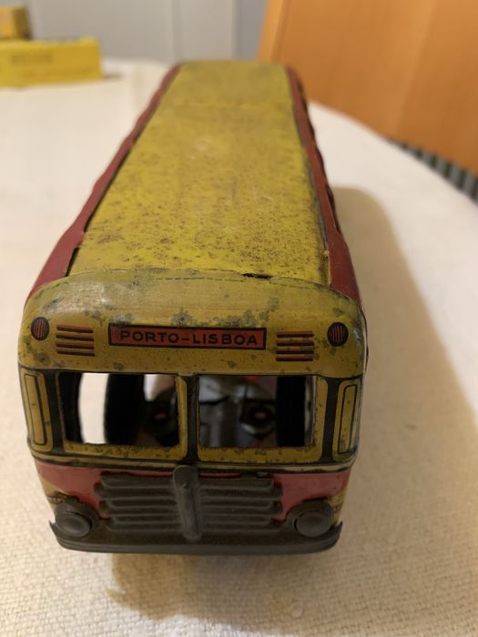 Autocarro brinquedo antigo de lata
