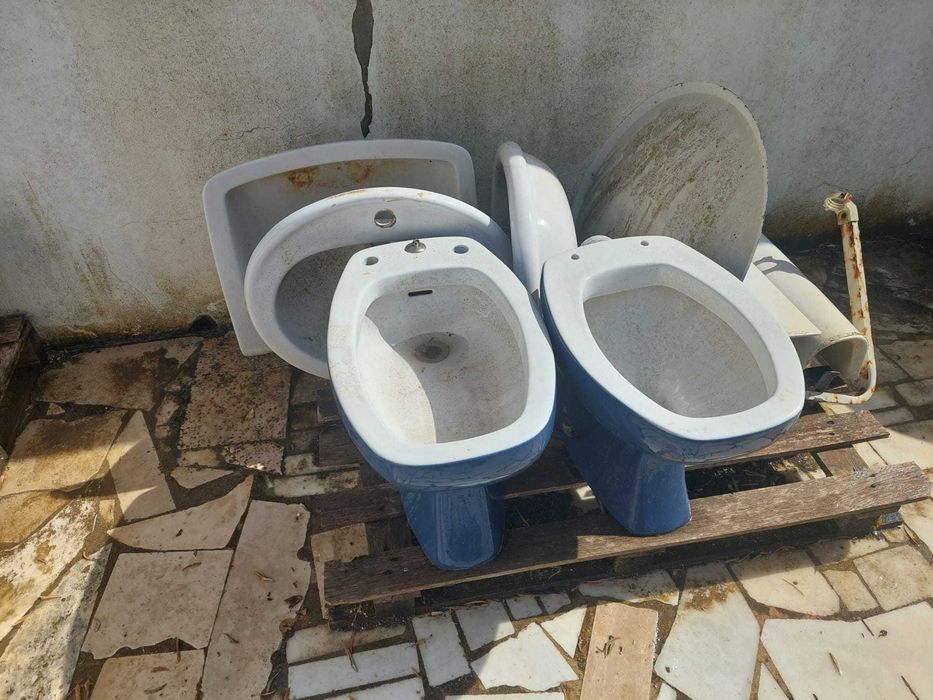 lavatórios e sanitas usados