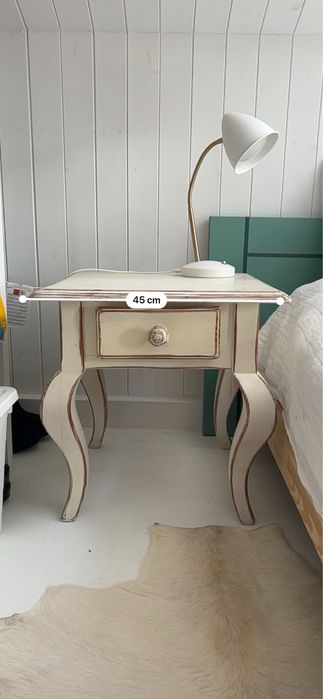 Conjunto de mesas de cabeceira em madeira