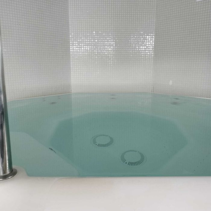 Tratamento e Manutenção de Piscinas e Jacuzzis.