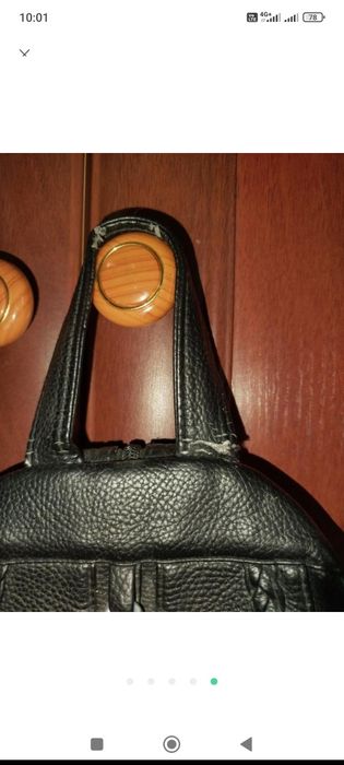 Рюкзак сріблястий та чорний.