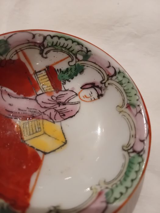 Peça decorativa com motivos japoneses
