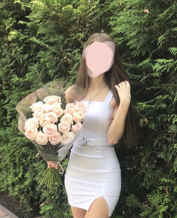 Біла облягаюча коротка міні - сукня зі стрейч деніму з поясом