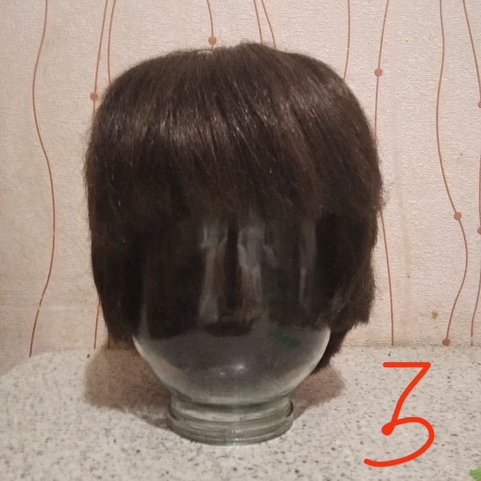 Парики женские, короткие стрижки, тёмные тона.