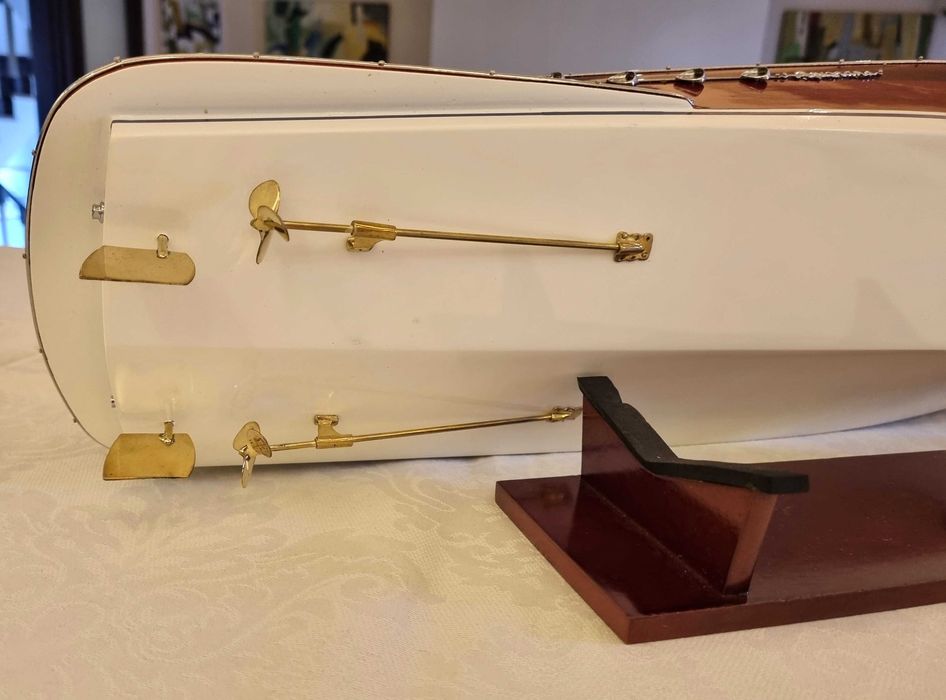 Lancha Clássica em Miniatura: Maquete em Madeira Riva Aquarama