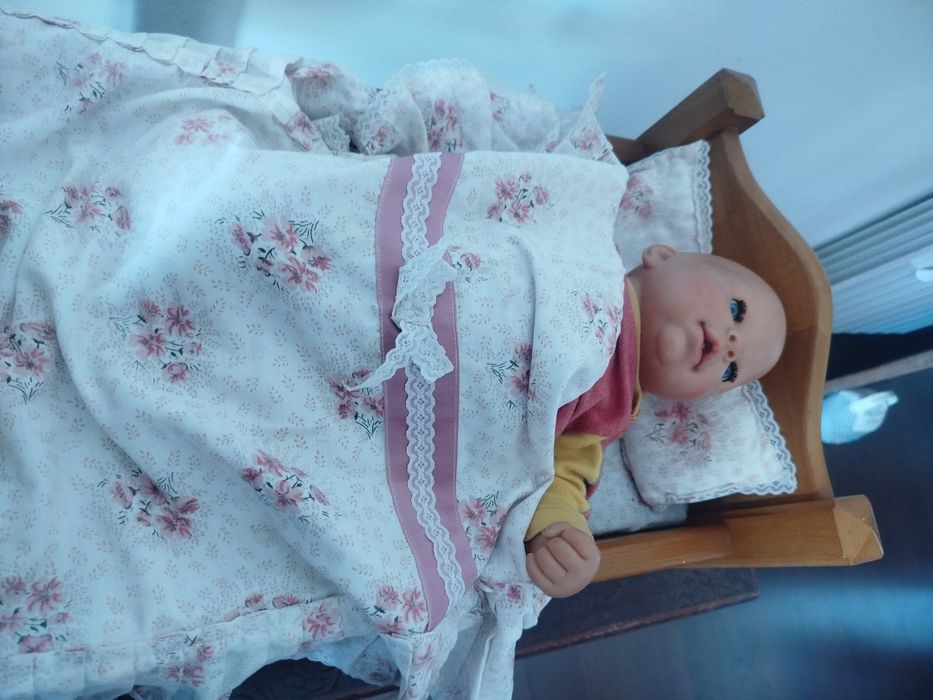 Cama de boneco bebé Nenuco móvel  em madeira