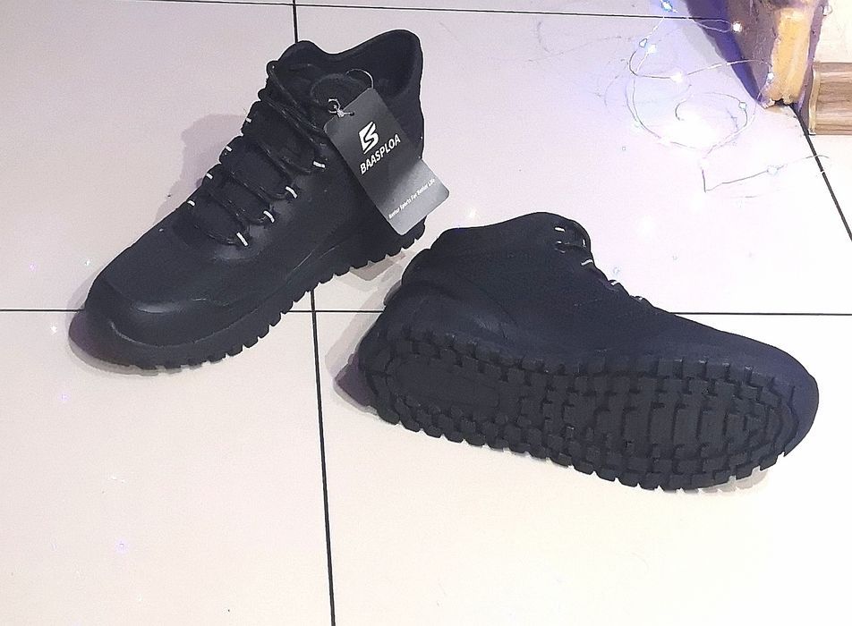 Нові зимові жіночі кросівки 39 розміру.