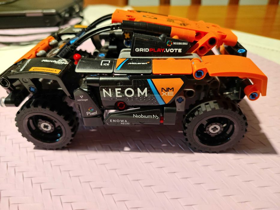 Lego Technic  pojazd Neom 42166