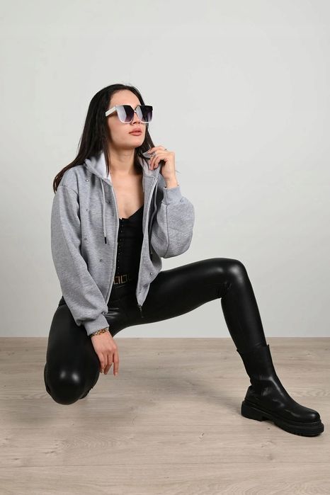 Szara bluza damska z kapturem z dżetami i kieszeniami m 5ia