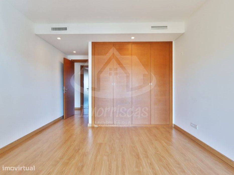Apartamento T3 com box no Condomínio Blue Garden, em Sacavém