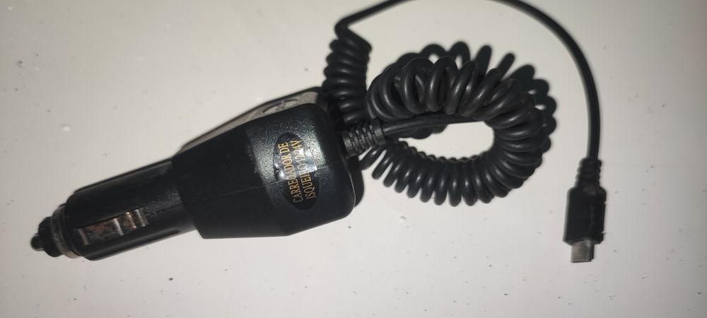 Carregador de isqueiro, telemóvel.