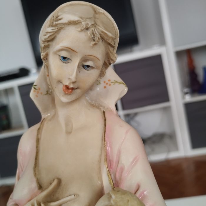 Estatueta de porcelana antiga