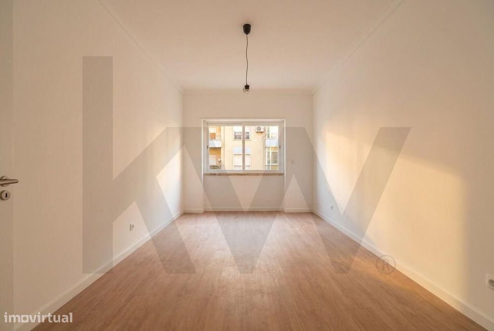 Apartamento T2 Totalmente Remodelado no centro de Monte Abraão - 1.º P