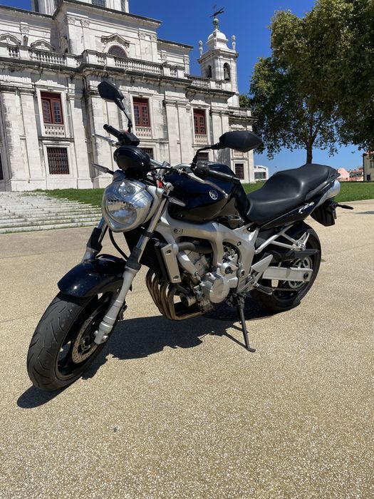 Yamaha FZ6 + Top case GIVI Blade