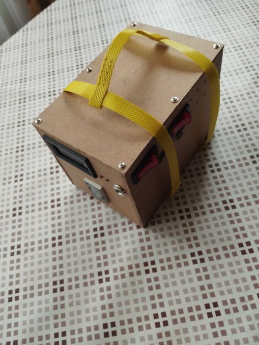 Дуже потужний Power Bank. Заряджає 2 ноутбуки одночасно.