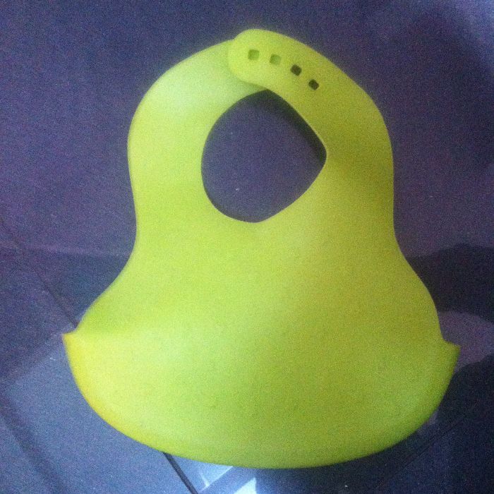 Śliniak gumowy dla dziecka do jedzenia