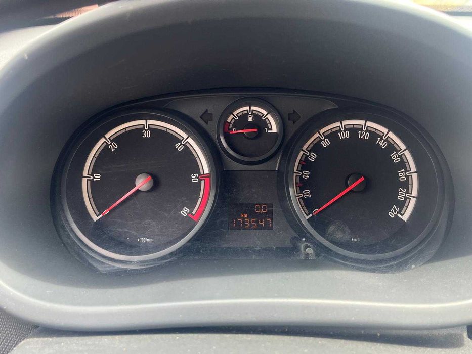 Opel com motor danificado