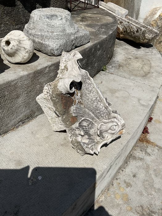 pedra esculpida antiga