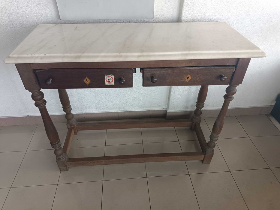 Móvel antigo com tampo em mármore