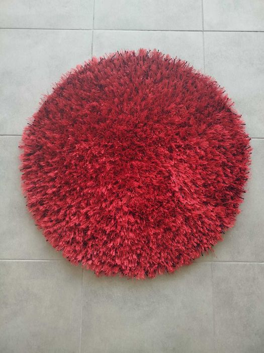 Tapetes vermelho e preto (redondo + retangular)
