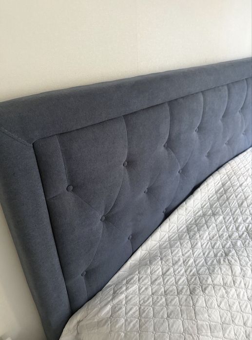 Cama estofada casal azul