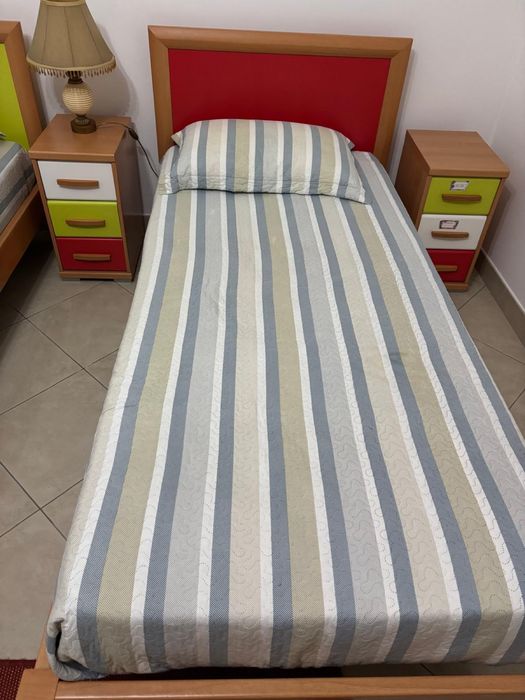 2 camas de solteiro mais mesas de cabeceira