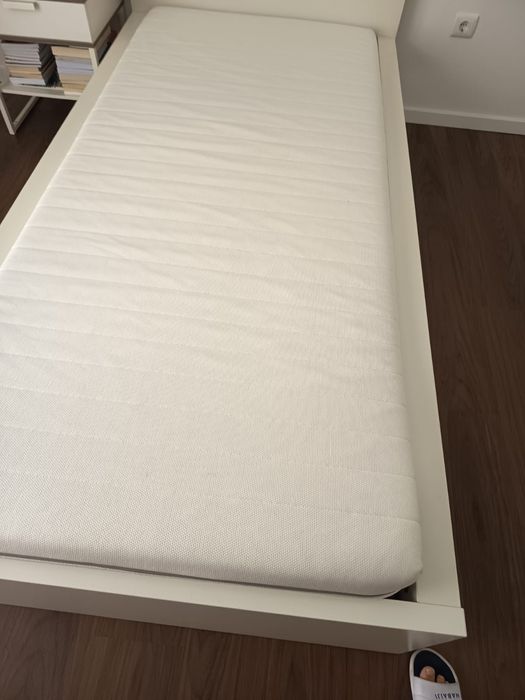 Cama com estrado e colchão