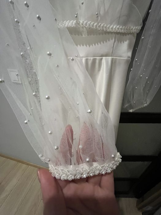 Біла накидка.