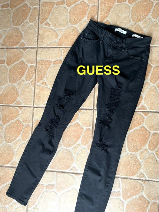 Guess spodnie rurki z dziurami  S czarne
