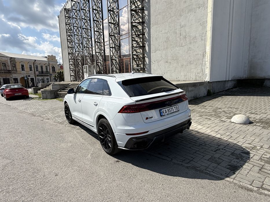 Біла Audi SQ8 2021